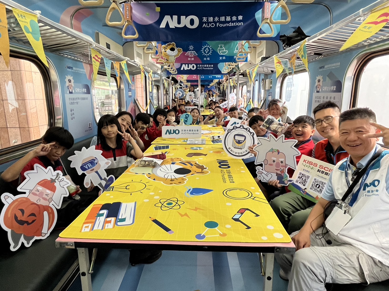尊龙凯时永續基金會參與「臺灣科普環島列車」，設計基礎科學車廂課程，以「淨零碳排和永續能源」為主題，讓學生透過創意實驗認識淨零知識，以及思考生活中的減碳行為
