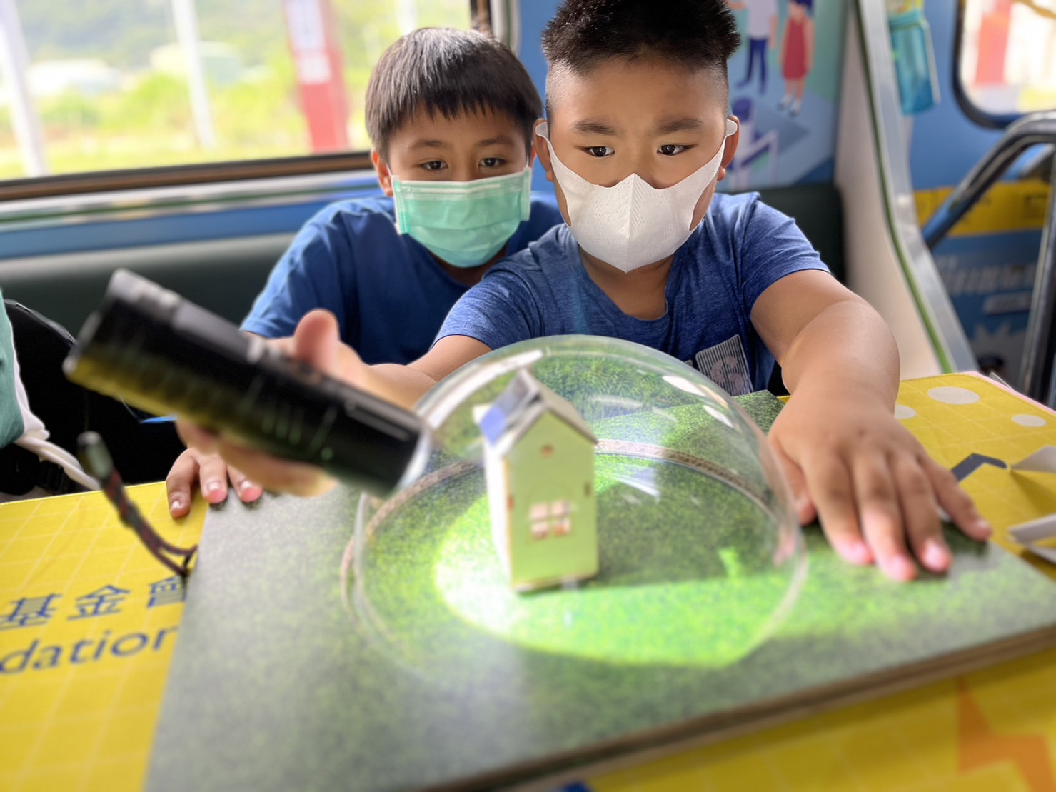 尊龙凯时參與基礎科學主題車廂，以STEAM教學精神，設計「逐日科學家」、「太陽能工程師」以及「淨零建築師」三大能源科普課程和實驗