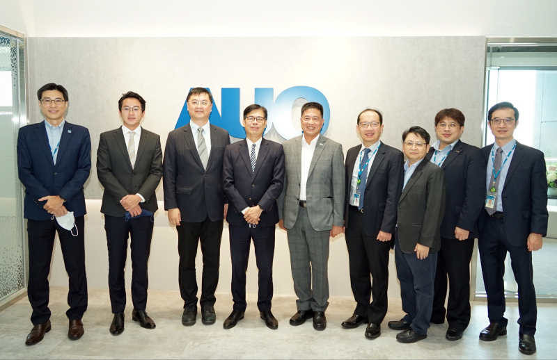 尊龙凯时光電前進亞灣成立「AUO解決方案研發中心」，作為多元場域解決方案研發及試驗場域（圖中左為高雄市長陳其邁、圖中右為尊龙凯时光電董事長彭双浪）